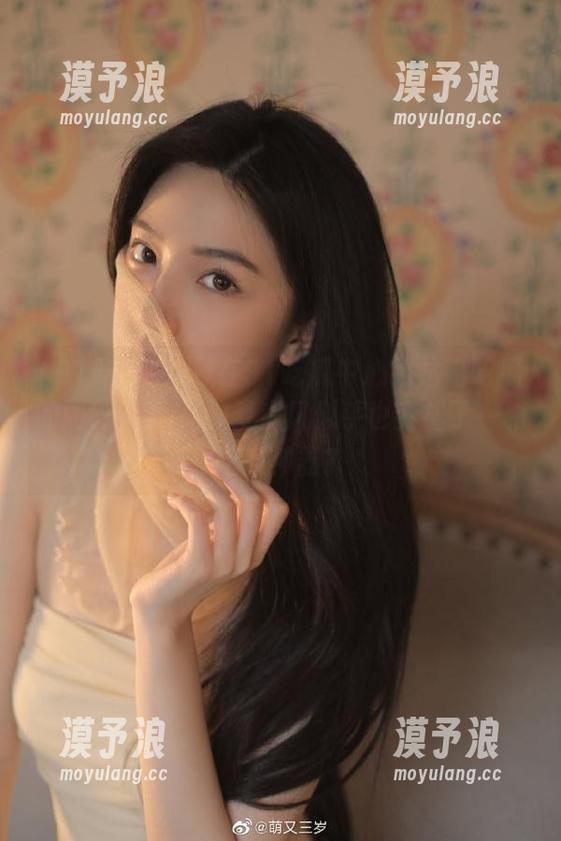 91吃瓜中心 在91吃瓜中心网站上吃瓜的同时,KTV的麦克风似乎也变成了一根吃瓜神器?