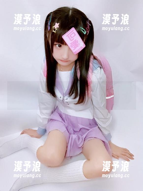 xgua99的最新时尚：围着瓜皮绕圈，花样吃瓜不亦乐乎！