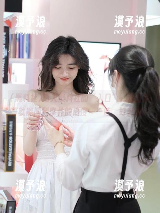 踏入黑料社的“入口”，透过屏幕就能闻到事件的热度——哇，好刺激！